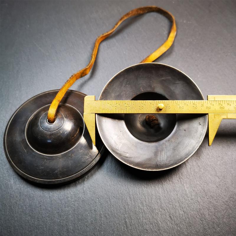 This tingsha bell set was handmade in Nepal,using traditional techniques and materials. It was made of bronze,special black color,8.5cm diameter,with pure, clear and resonant,good for meditation. Come with tingsha case.