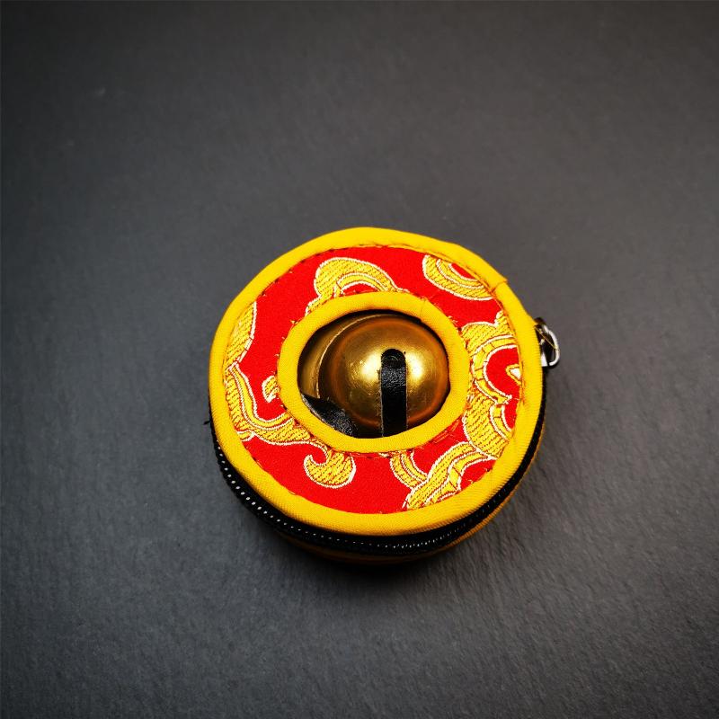 This tingsha bell set was handmade in Nepal,using traditional techniques and materials. It was made of brass,6.5cm diameter,with pure, clear and resonant,good for meditation. Come with tingsha case.