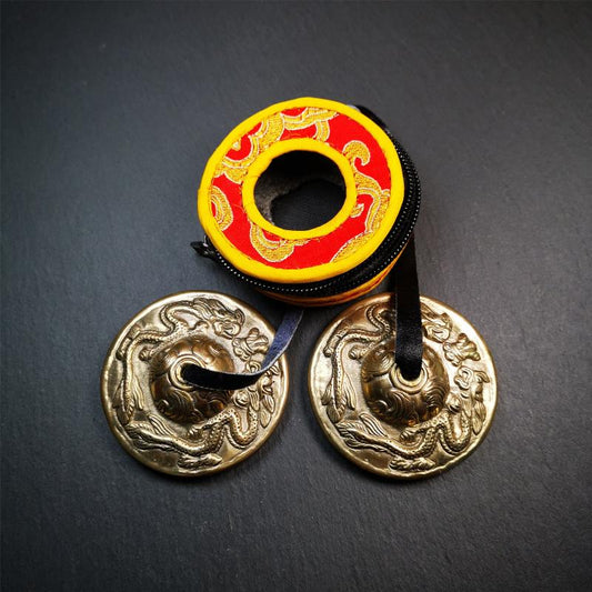 This tingsha bell set was handmade in Nepal,using traditional techniques and materials. It was made of bronze,carved om mani padme hum mantra,6.8cm diameter,with pure, clear and resonant,good for meditation. Come with tingsha case.