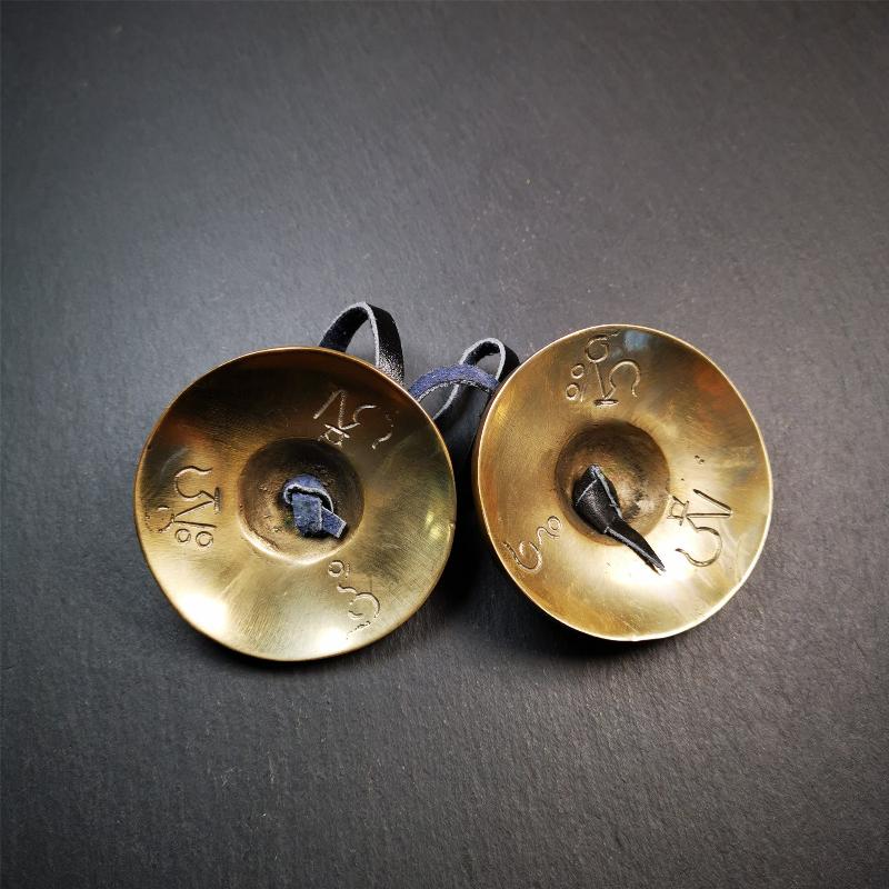 This tingsha bell set was handmade in Nepal,using traditional techniques and materials. It was made of bronze,carved om mani padme hum mantra,6.8cm diameter,with pure, clear and resonant,good for meditation. Come with tingsha case.