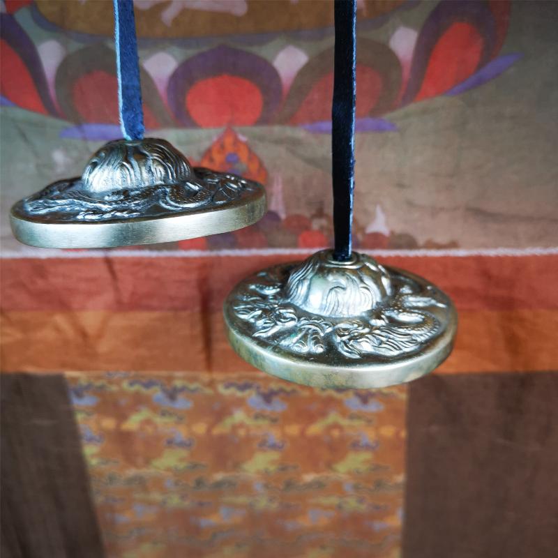 This tingsha bell set was handmade in Nepal,using traditional techniques and materials. It was made of bronze,carved om mani padme hum mantra,6.8cm diameter,with pure, clear and resonant,good for meditation. Come with tingsha case.