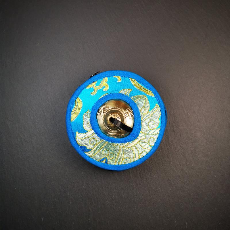 This tingsha bell set was handmade in Nepal,using traditional techniques and materials. It was made of bronze,carved OM Mantra,9cm diameter,with pure, clear and resonant,good for meditation. Come with tingsha case