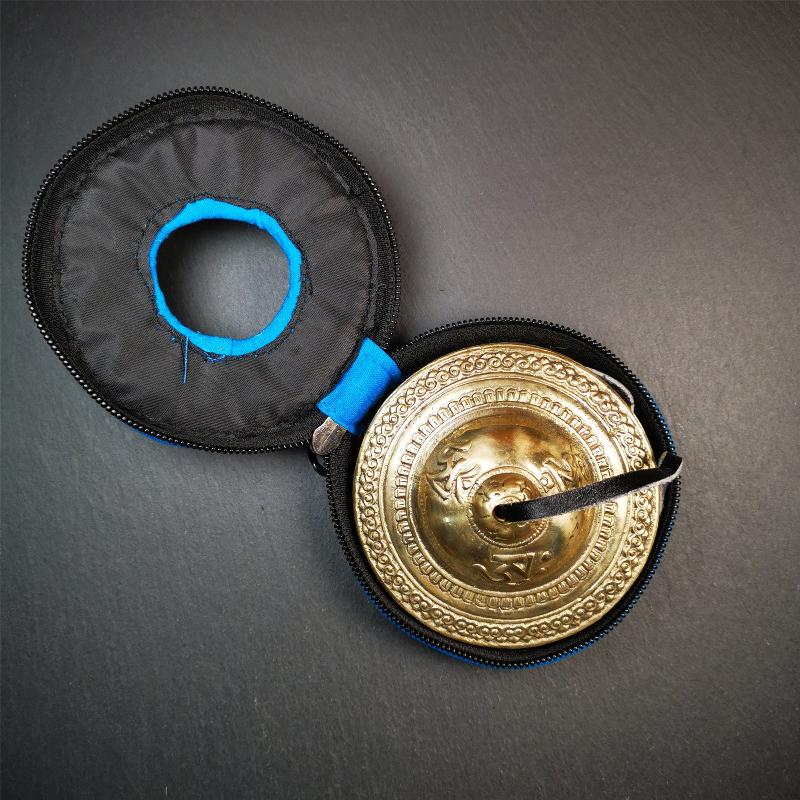 This tingsha bell set was handmade in Nepal,using traditional techniques and materials. It was made of bronze,carved OM Mantra,9cm diameter,with pure, clear and resonant,good for meditation. Come with tingsha case