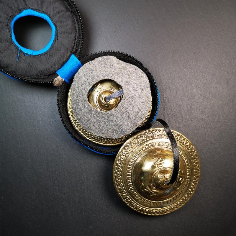 This tingsha bell set was handmade in Nepal,using traditional techniques and materials. It was made of bronze,carved OM Mantra,9cm diameter,with pure, clear and resonant,good for meditation. Come with tingsha case