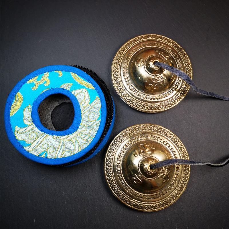 This tingsha bell set was handmade in Nepal,using traditional techniques and materials. It was made of bronze,carved OM Mantra,9cm diameter,with pure, clear and resonant,good for meditation. Come with tingsha case