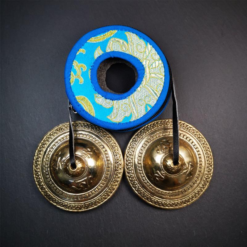 This tingsha bell set was handmade in Nepal,using traditional techniques and materials. It was made of bronze,carved OM Mantra,9cm diameter,with pure, clear and resonant,good for meditation. Come with tingsha case