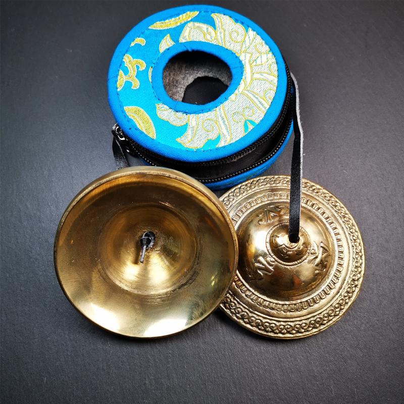 This tingsha bell set was handmade in Nepal,using traditional techniques and materials. It was made of bronze,carved OM Mantra,9cm diameter,with pure, clear and resonant,good for meditation. Come with tingsha case