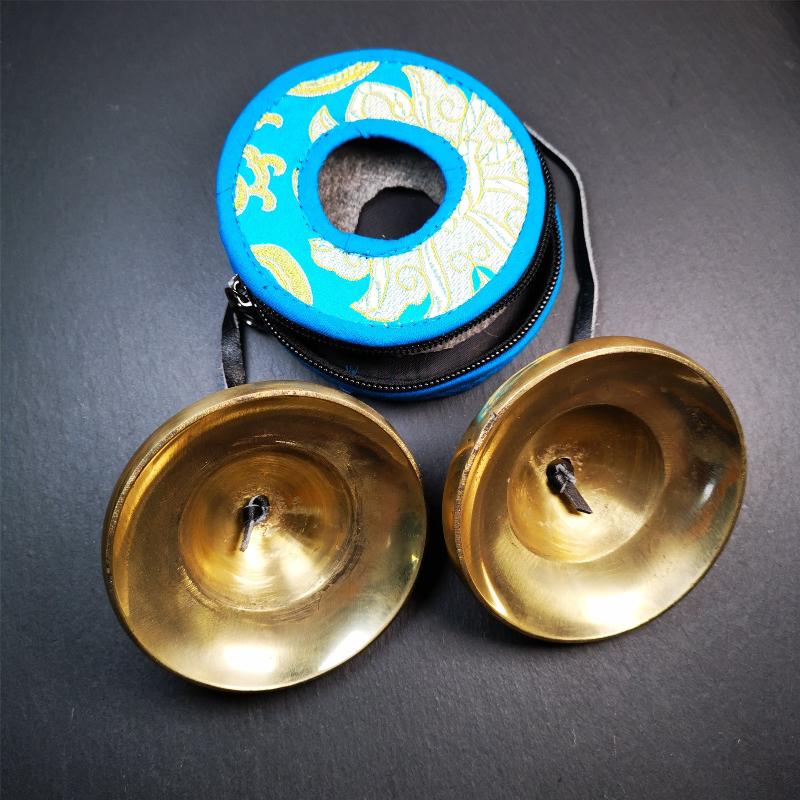 This tingsha bell set was handmade in Nepal,using traditional techniques and materials. It was made of bronze,carved OM Mantra,9cm diameter,with pure, clear and resonant,good for meditation. Come with tingsha case