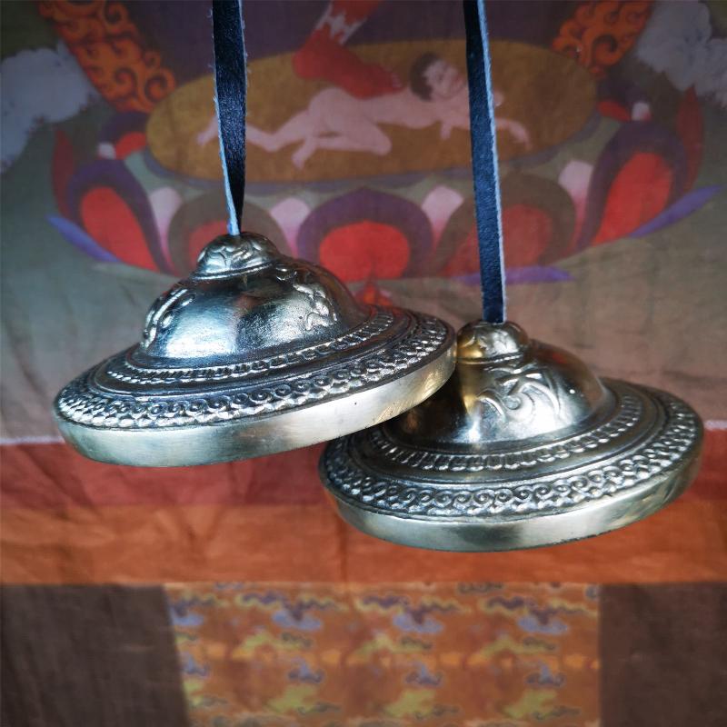 This tingsha bell set was handmade in Nepal,using traditional techniques and materials. It was made of bronze,carved OM Mantra,9cm diameter,with pure, clear and resonant,good for meditation. Come with tingsha case