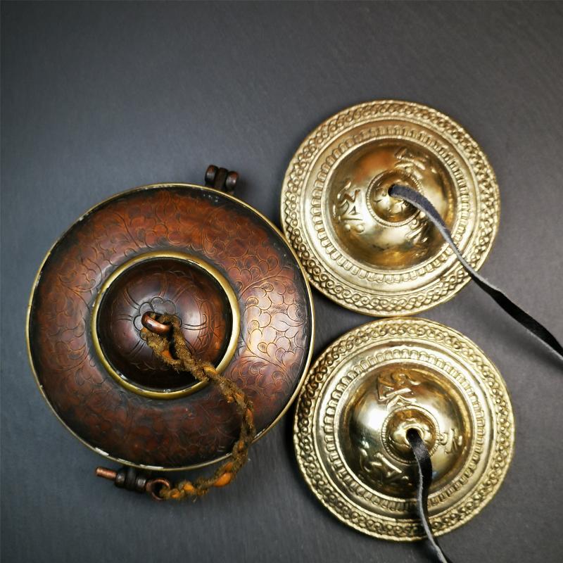 This tingsha bell set was handmade in Nepal,using traditional techniques and materials. It was made of bronze,carved OM Mantra,9cm diameter,with pure, clear and resonant,good for meditation. Come with tingsha case