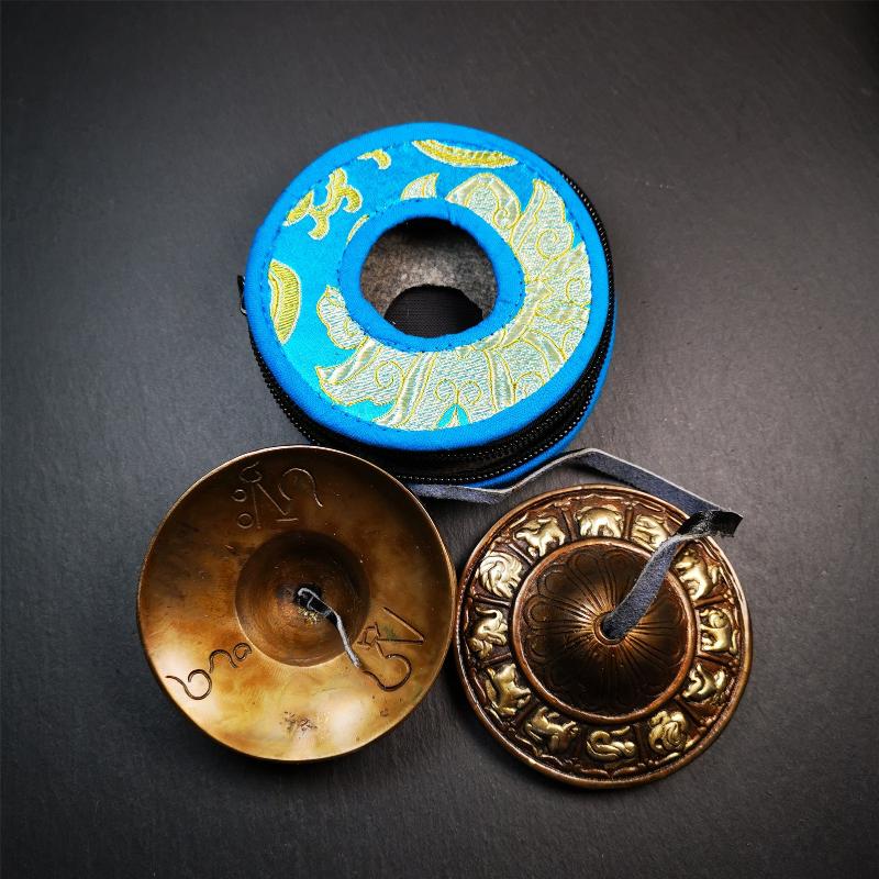 This tingsha bell set was handmade in Nepal,using traditional techniques and materials. It was made of bronze,carved 12 tibetan zodiac pattern,8.3cm diameter,with pure, clear and resonant,good for meditation. Come with tingsha case.