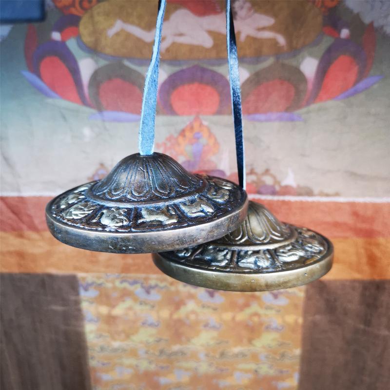 This tingsha bell set was handmade in Nepal,using traditional techniques and materials. It was made of bronze,carved 12 tibetan zodiac pattern,8.3cm diameter,with pure, clear and resonant,good for meditation. Come with tingsha case.