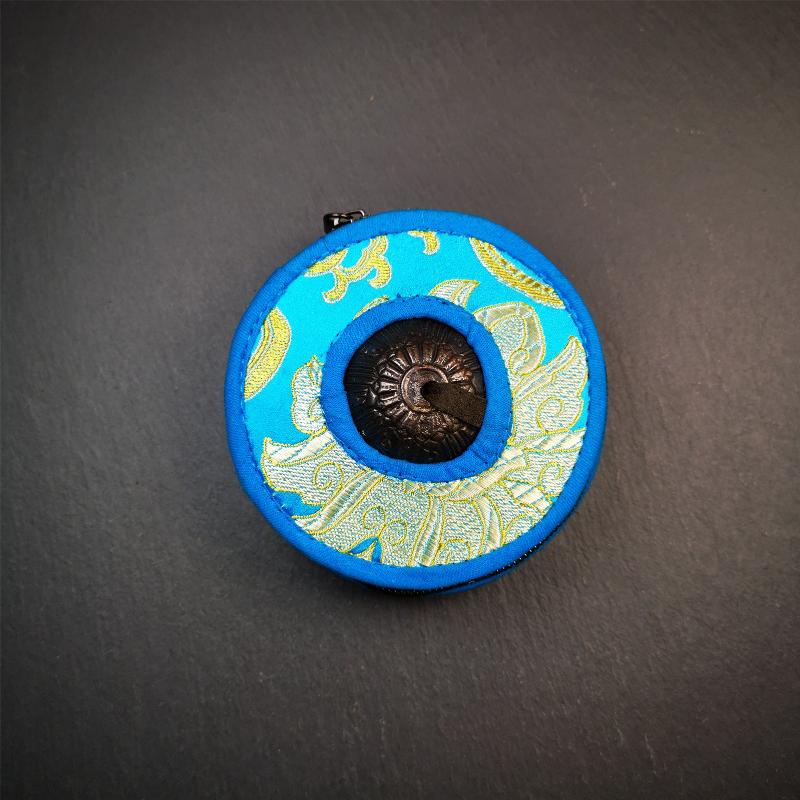 This tingsha bell set was handmade in Nepal,using traditional techniques and materials. It was made of bronze,9cm diameter,carved eight buddha and kirtimukha statue,with pure, clear and resonant,good for meditation. Come with tingsha case.