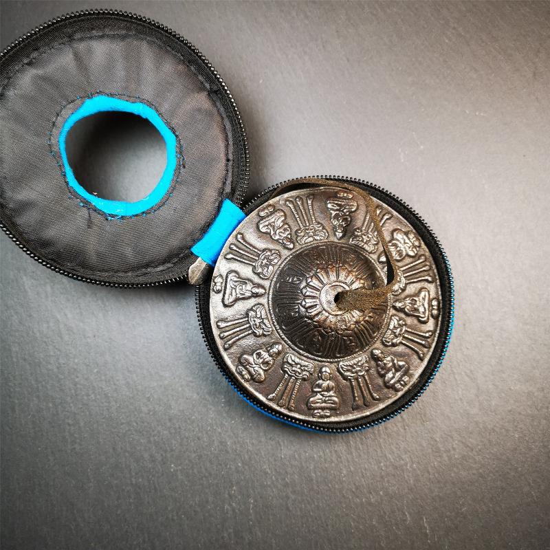 This tingsha bell set was handmade in Nepal,using traditional techniques and materials. It was made of bronze,9cm diameter,carved eight buddha and kirtimukha statue,with pure, clear and resonant,good for meditation. Come with tingsha case.