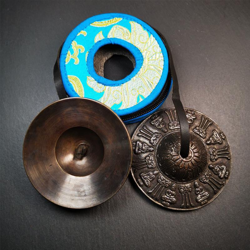 This tingsha bell set was handmade in Nepal,using traditional techniques and materials. It was made of bronze,9cm diameter,carved eight buddha and kirtimukha statue,with pure, clear and resonant,good for meditation. Come with tingsha case.
