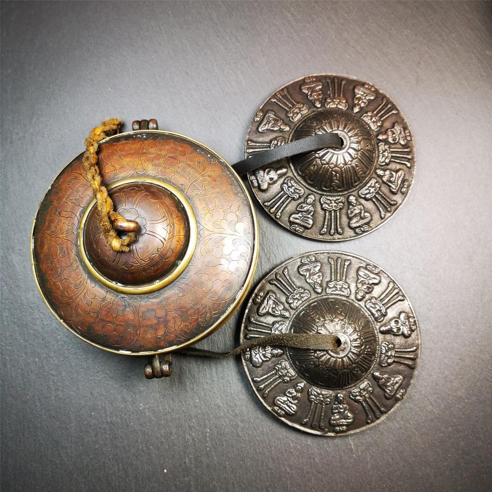 This tingsha bell set was handmade in Nepal,using traditional techniques and materials. It was made of bronze,9cm diameter,carved eight buddha and kirtimukha statue,with pure, clear and resonant,good for meditation. Come with tingsha case.