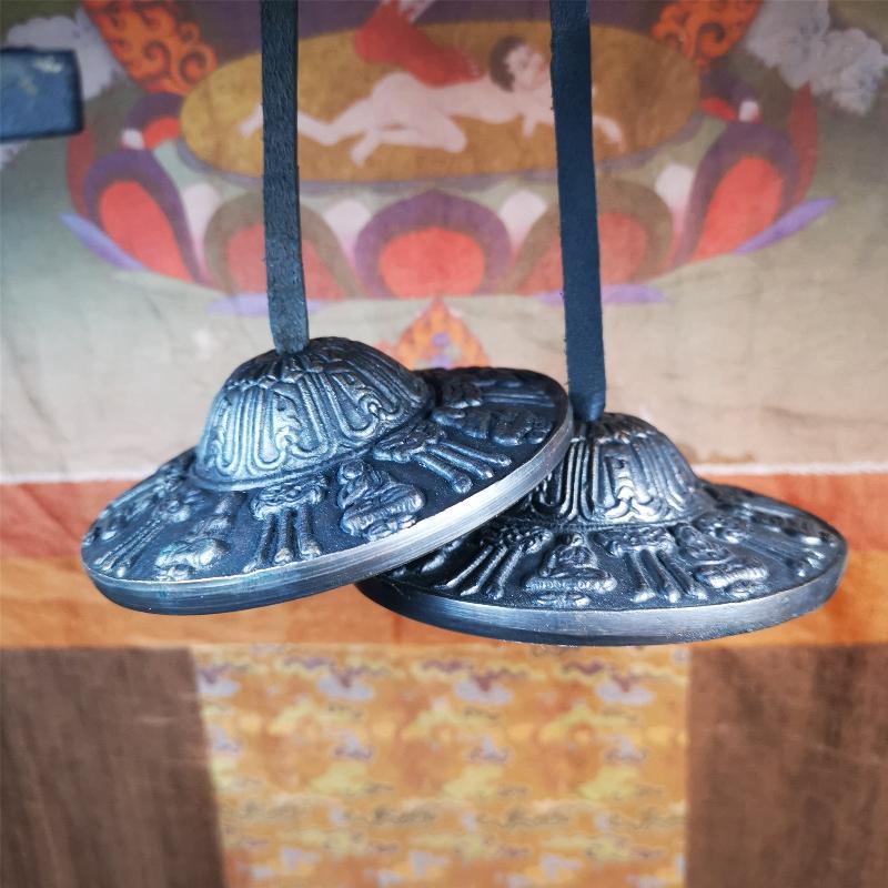 This tingsha bell set was handmade in Nepal,using traditional techniques and materials. It was made of bronze,9cm diameter,carved eight buddha and kirtimukha statue,with pure, clear and resonant,good for meditation. Come with tingsha case.