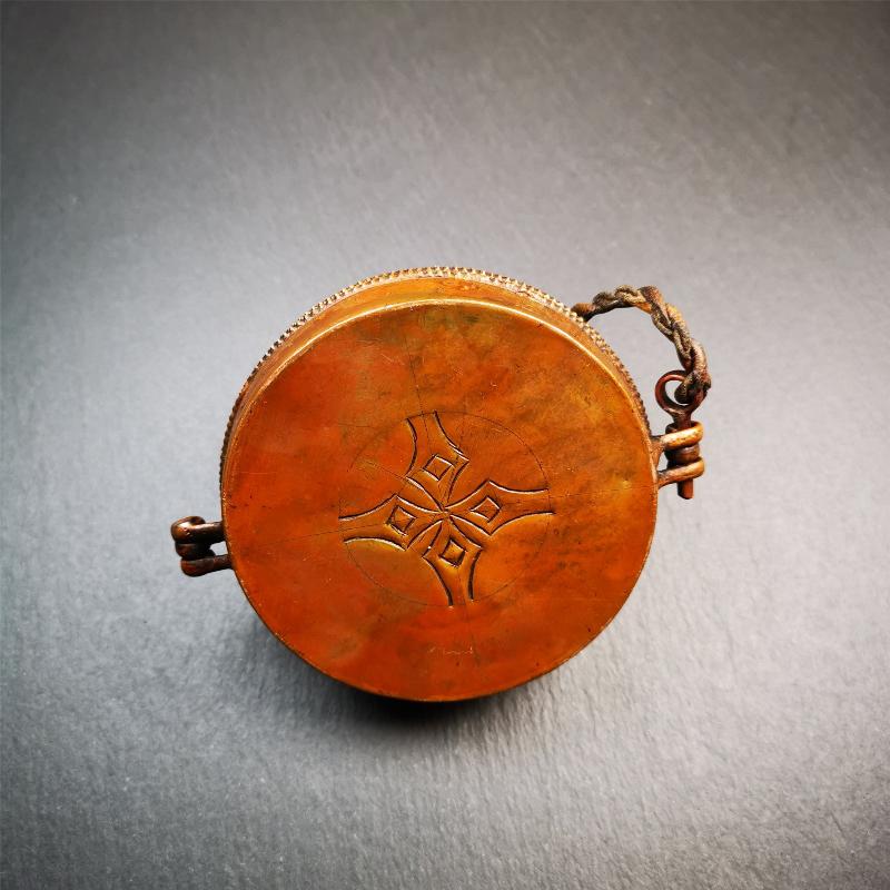 This tingsha case was handmade in Nepal,using traditional techniques and materials. It was made of copper and brass, 8cm diameter,carved Astamangal pattern,a cross vajra pattern at the bottom.