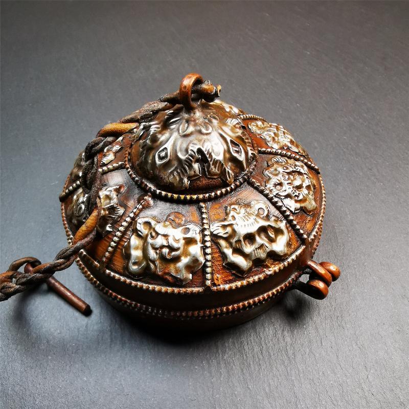 This tingsha case was handmade in Nepal,using traditional techniques and materials. It was made of copper and brass, 8cm diameter,carved Astamangal pattern,a cross vajra pattern at the bottom.