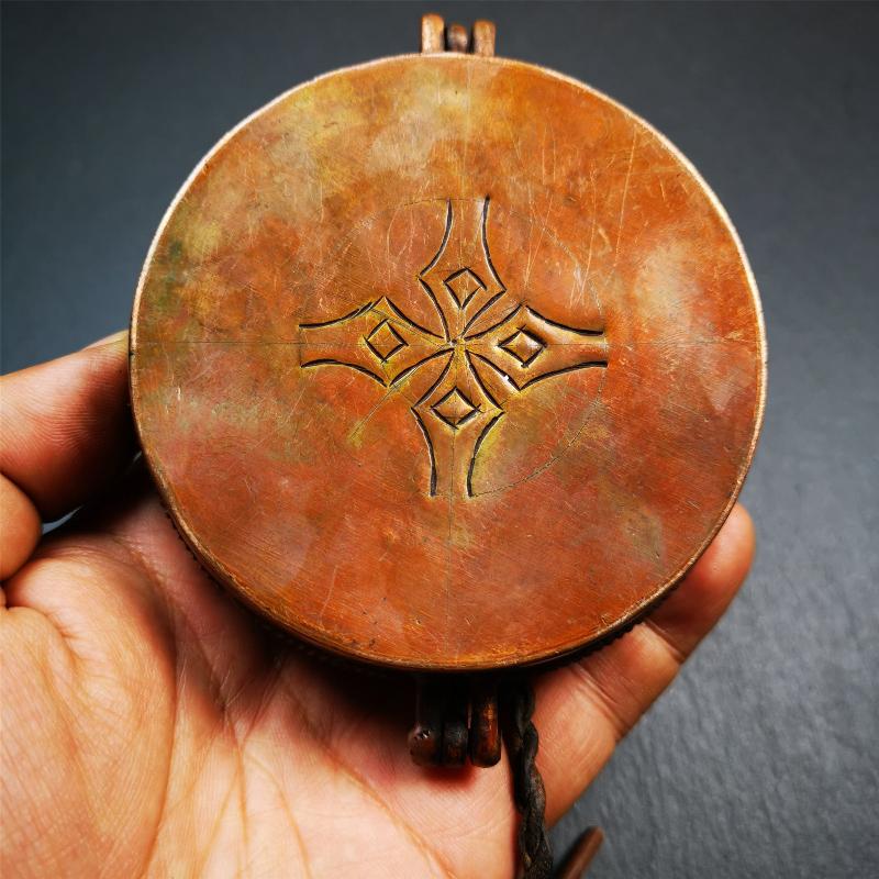 This tingsha case was handmade in Nepal,using traditional techniques and materials. It was made of copper and brass, 8cm diameter,carved Astamangal pattern,a cross vajra pattern at the bottom.