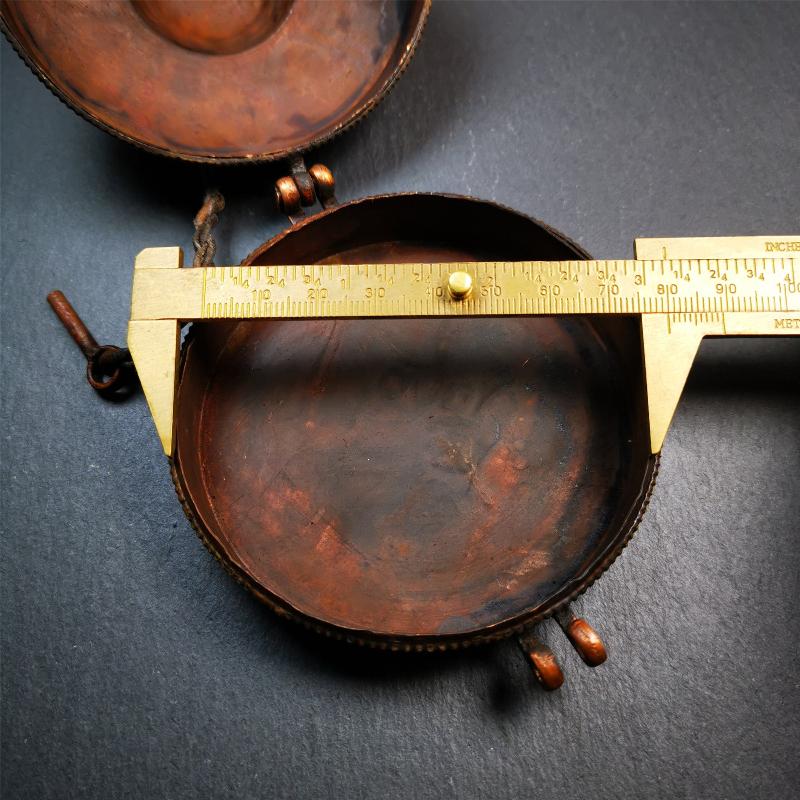 This tingsha case was handmade in Nepal,using traditional techniques and materials. It was made of copper and brass, 8cm diameter,carved Astamangal pattern,a cross vajra pattern at the bottom.