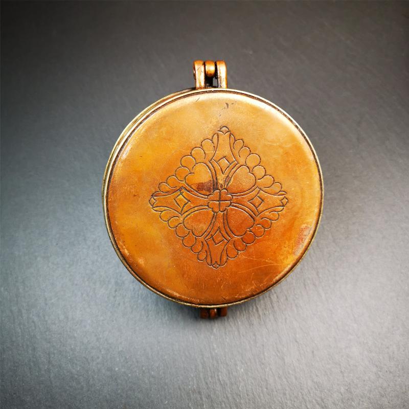 This tingsha case was handmade in Nepal,using traditional techniques and materials. It was made of copper and brass, 8.5-10.5cm diameter,carved mandala pattern,a cross vajra pattern at the bottom. Fit for 8-10cm Tingsha.