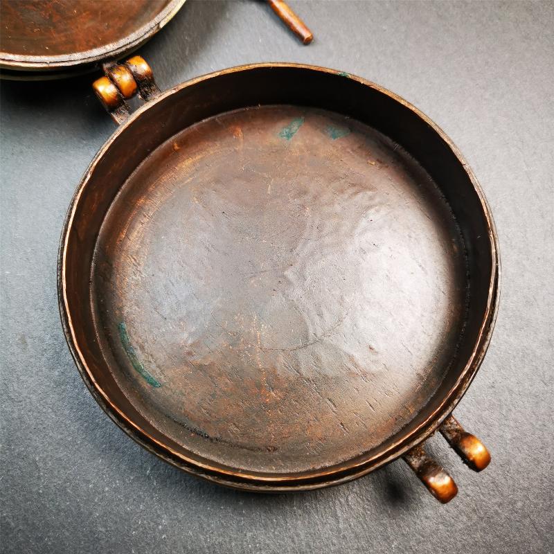 This tingsha case was handmade in Nepal,using traditional techniques and materials. It was made of copper and brass, 8.5-10.5cm diameter,carved mandala pattern,a cross vajra pattern at the bottom. Fit for 8-10cm Tingsha.