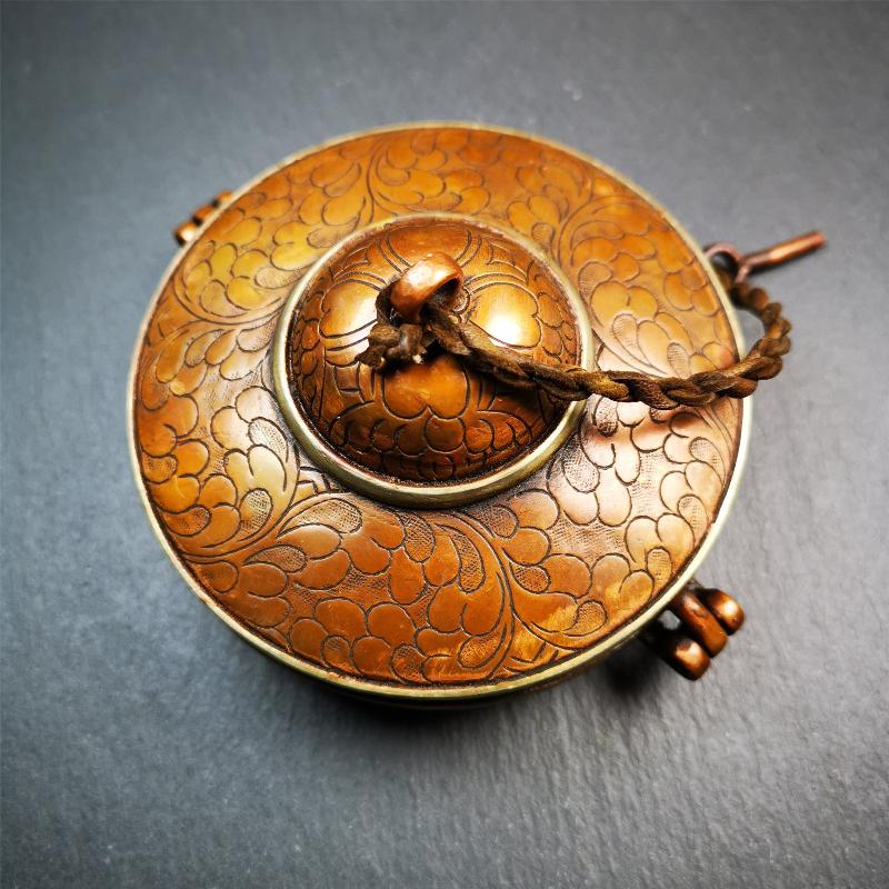This tingsha case was handmade in Nepal,using traditional techniques and materials. It was made of copper and brass, 8.5-10.5cm diameter,carved mandala pattern,a cross vajra pattern at the bottom. Fit for 8-10cm Tingsha.