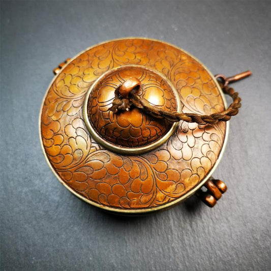 This tingsha case was handmade in Nepal,using traditional techniques and materials. It was made of copper and brass, 8.5-10.5cm diameter,carved mandala pattern,a cross vajra pattern at the bottom. Fit for 8-10cm Tingsha.