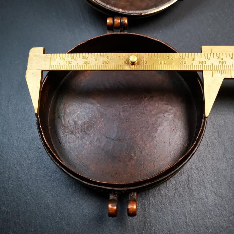 This tingsha case was handmade in Nepal,using traditional techniques and materials. It was made of copper and brass, 8.5-10.5cm diameter,carved mandala pattern,a cross vajra pattern at the bottom. Fit for 8-10cm Tingsha.