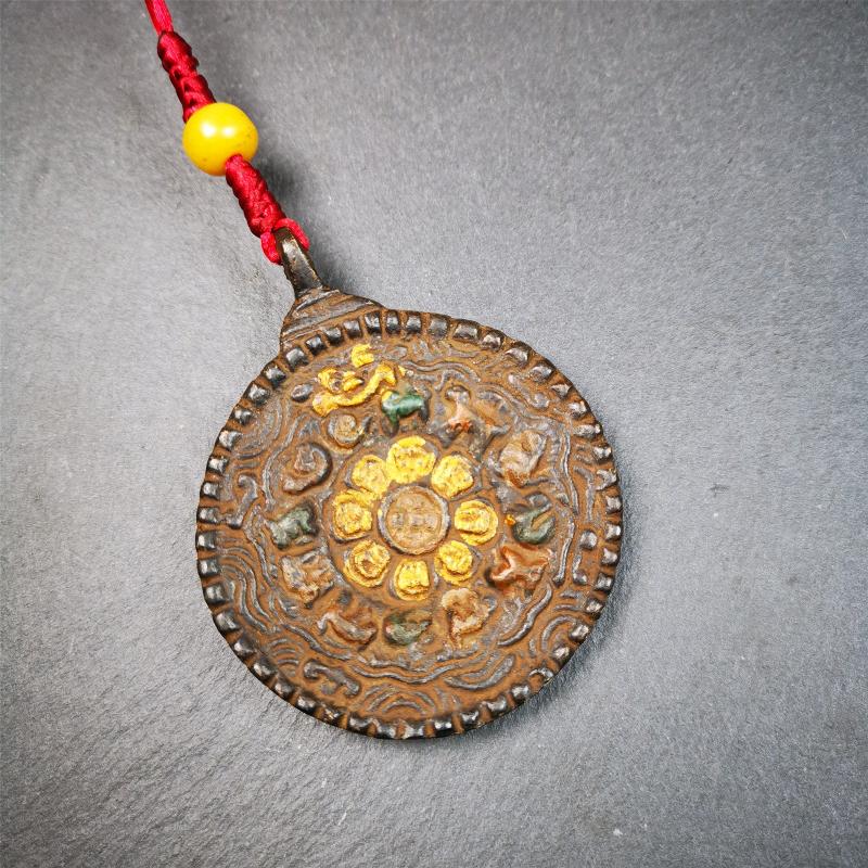This unique Troma Nagmo Melong Amulet was collected from Goinqên Monastery,about 40 years old,consecrated and blessed by lama. It is round shape,made of thokcha,2.2 inch diameter,the front pattern is Tibetan Budhist calendar symbol - SIPAHO(srid pa ho),and the back is Troma Nagmo. You can make it into pendant or keychain, or just put it on your desk,as an ornament.