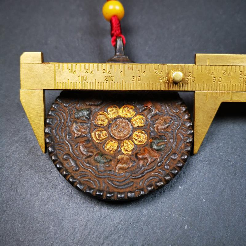 This unique Troma Nagmo Melong Amulet was collected from Goinqên Monastery,about 40 years old,consecrated and blessed by lama. It is round shape,made of thokcha,2.2 inch diameter,the front pattern is Tibetan Budhist calendar symbol - SIPAHO(srid pa ho),and the back is Troma Nagmo. You can make it into pendant or keychain, or just put it on your desk,as an ornament.