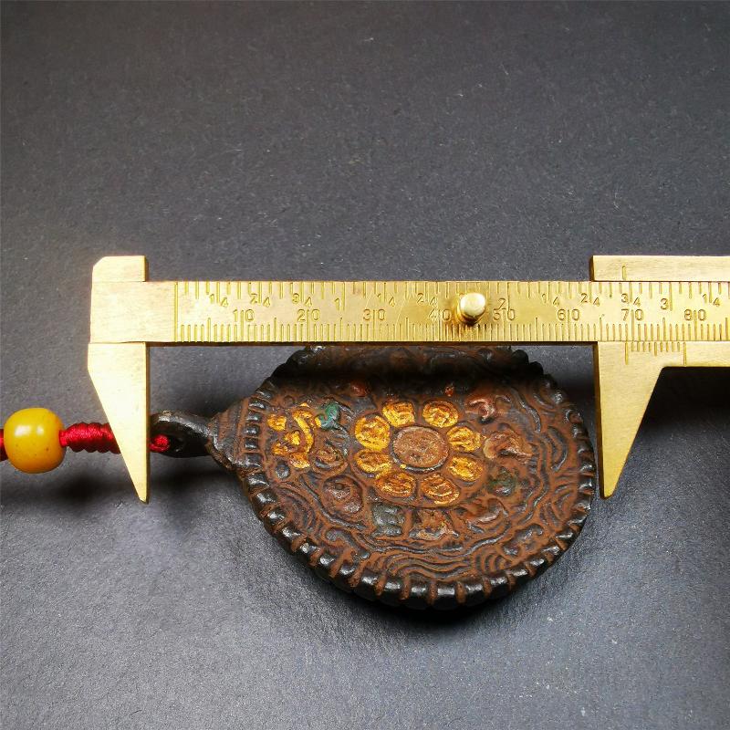 This unique Troma Nagmo Melong Amulet was collected from Goinqên Monastery,about 40 years old,consecrated and blessed by lama. It is round shape,made of thokcha,2.2 inch diameter,the front pattern is Tibetan Budhist calendar symbol - SIPAHO(srid pa ho),and the back is Troma Nagmo. You can make it into pendant or keychain, or just put it on your desk,as an ornament.