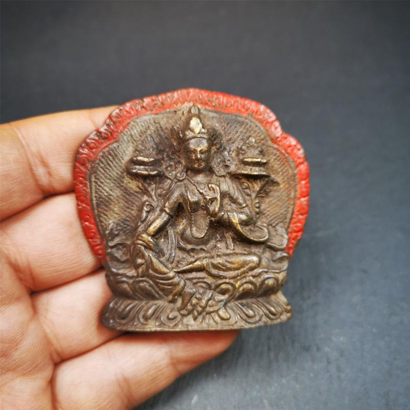 This small green tara statue was collect from Jiegu Monastray,about 80 years old. It's an old-style green tara statue,made of copper and painted with mineral pigments,size is about 2.16 by 1.97 inches. The back is carved mantra of Body, Speach,Mind
