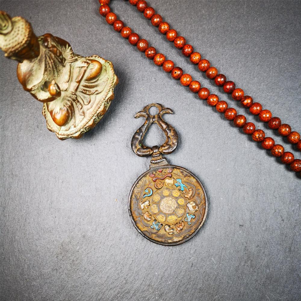 This unique Guru Rinpoche Melong Amulet was collected from Goinqen Monastery,about 40 years old,consecrated and blessed by lama. It is made of thokcha,the top is a double fish hanging ring,the front pattern is Tibetan Budhist calendar symbol - SIPAHO(srid pa ho),and the back is Guru Rinpoche. You can make it into pendant or keychain, or just put it on your desk,as an ornament.