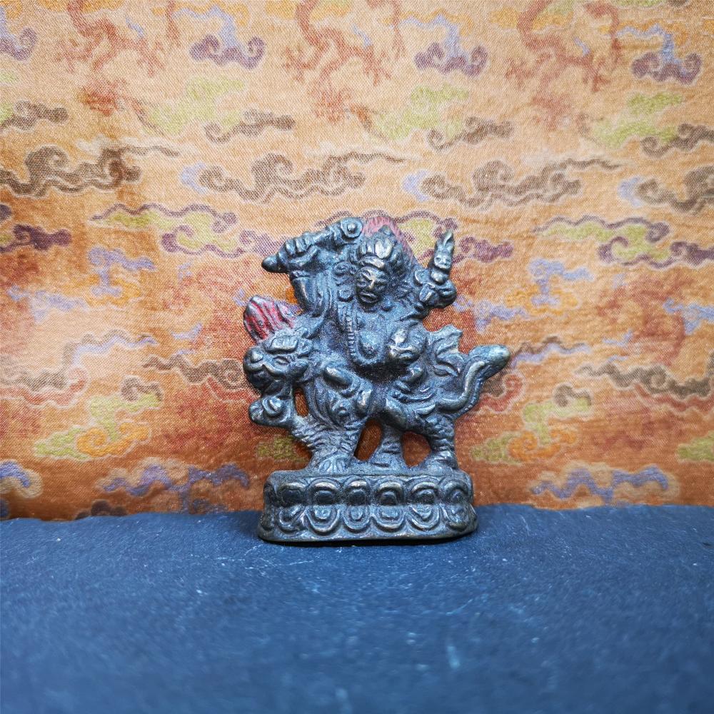 This Dorje Legpa was collected from Gengqing Monastery,for 80 years old. It is an amulet of Dorje Legpa,made of bronze,size is 1.97 by 1.57 inches