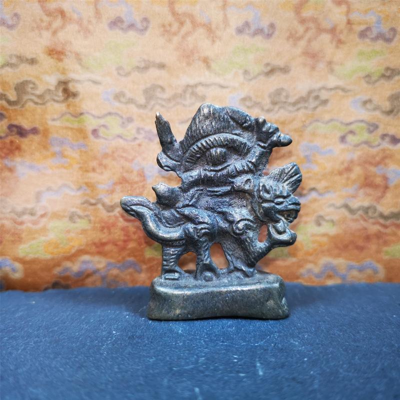 This Dorje Legpa was collected from Gengqing Monastery,for 80 years old. It is an amulet of Dorje Legpa,made of bronze,size is 1.97 by 1.57 inches