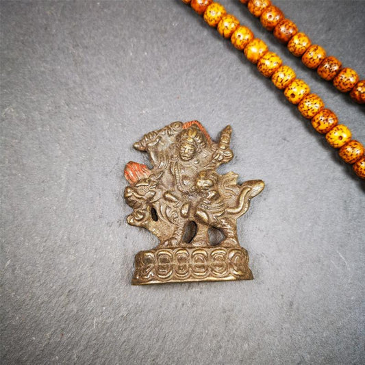 This Dorje Legpa was collected from Gengqing Monastery,for 80 years old. It is an amulet of Dorje Legpa,made of bronze,size is 1.97 by 1.57 inches