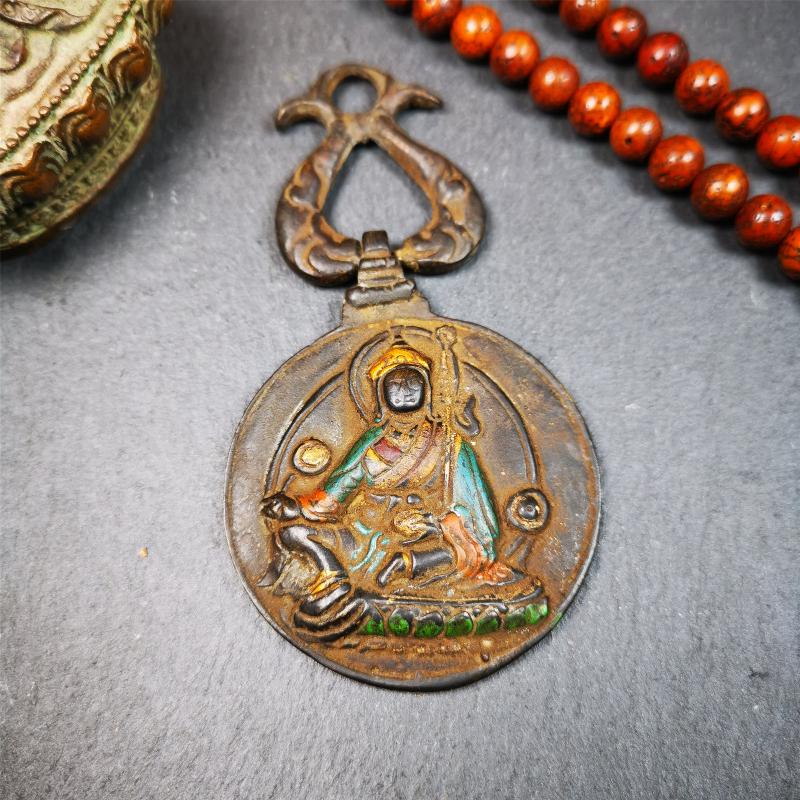 This unique Guru Rinpoche Melong Amulet was collected from Goinqen Monastery,about 40 years old,consecrated and blessed by lama. It is made of thokcha,the top is a double fish hanging ring,the front pattern is Tibetan Budhist calendar symbol - SIPAHO(srid pa ho),and the back is Guru Rinpoche. You can make it into pendant or keychain, or just put it on your desk,as an ornament.