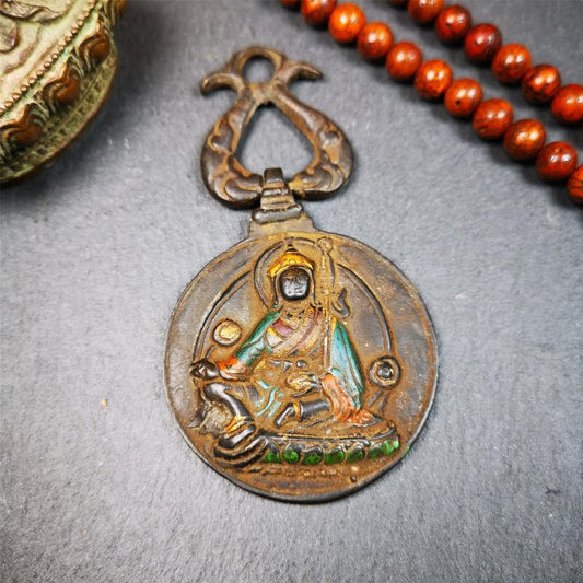 This unique Guru Rinpoche Melong Amulet was collected from Goinqen Monastery,about 40 years old,consecrated and blessed by lama. It is made of thokcha,the top is a double fish hanging ring,the front pattern is Tibetan Budhist calendar symbol - SIPAHO(srid pa ho),and the back is Guru Rinpoche. You can make it into pendant or keychain, or just put it on your desk,as an ornament.