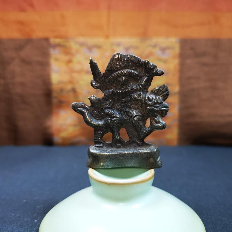 This Dorje Legpa was collected from Gengqing Monastery,for 80 years old. It is an amulet of Dorje Legpa,made of bronze,size is 1.97 by 1.57 inches