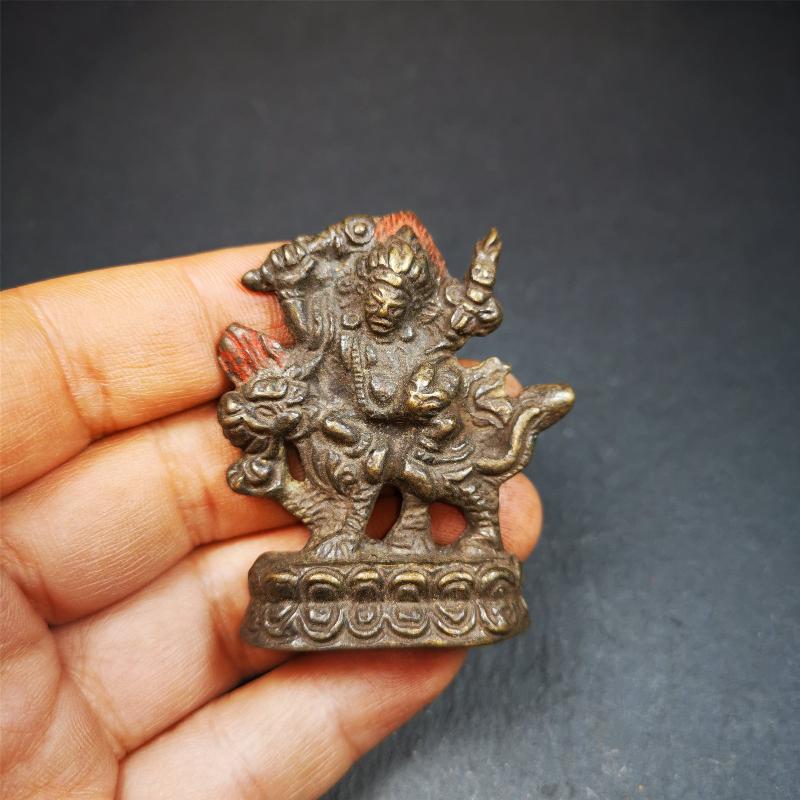 This Dorje Legpa was collected from Gengqing Monastery,for 80 years old. It is an amulet of Dorje Legpa,made of bronze,size is 1.97 by 1.57 inches