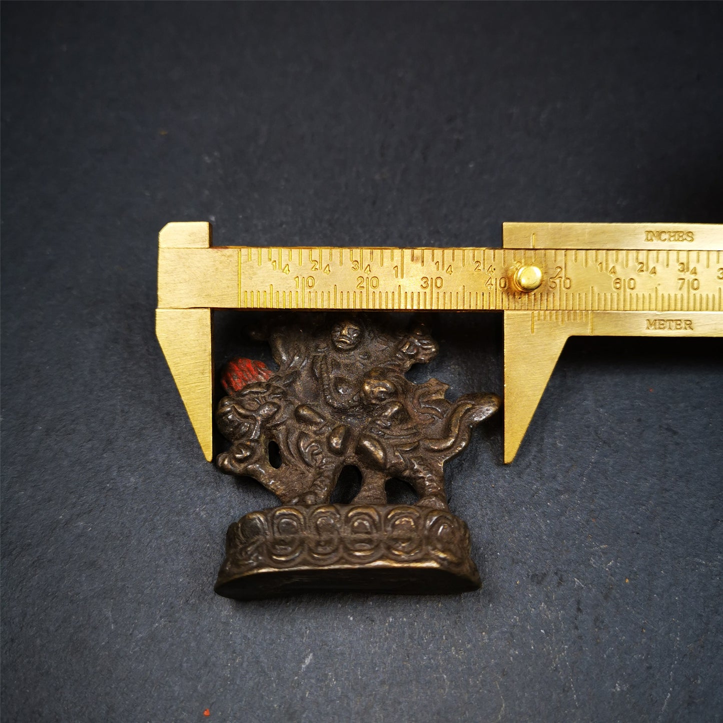 This Dorje Legpa was collected from Gengqing Monastery,for 80 years old. It is an amulet of Dorje Legpa,made of bronze,size is 1.97 by 1.57 inches