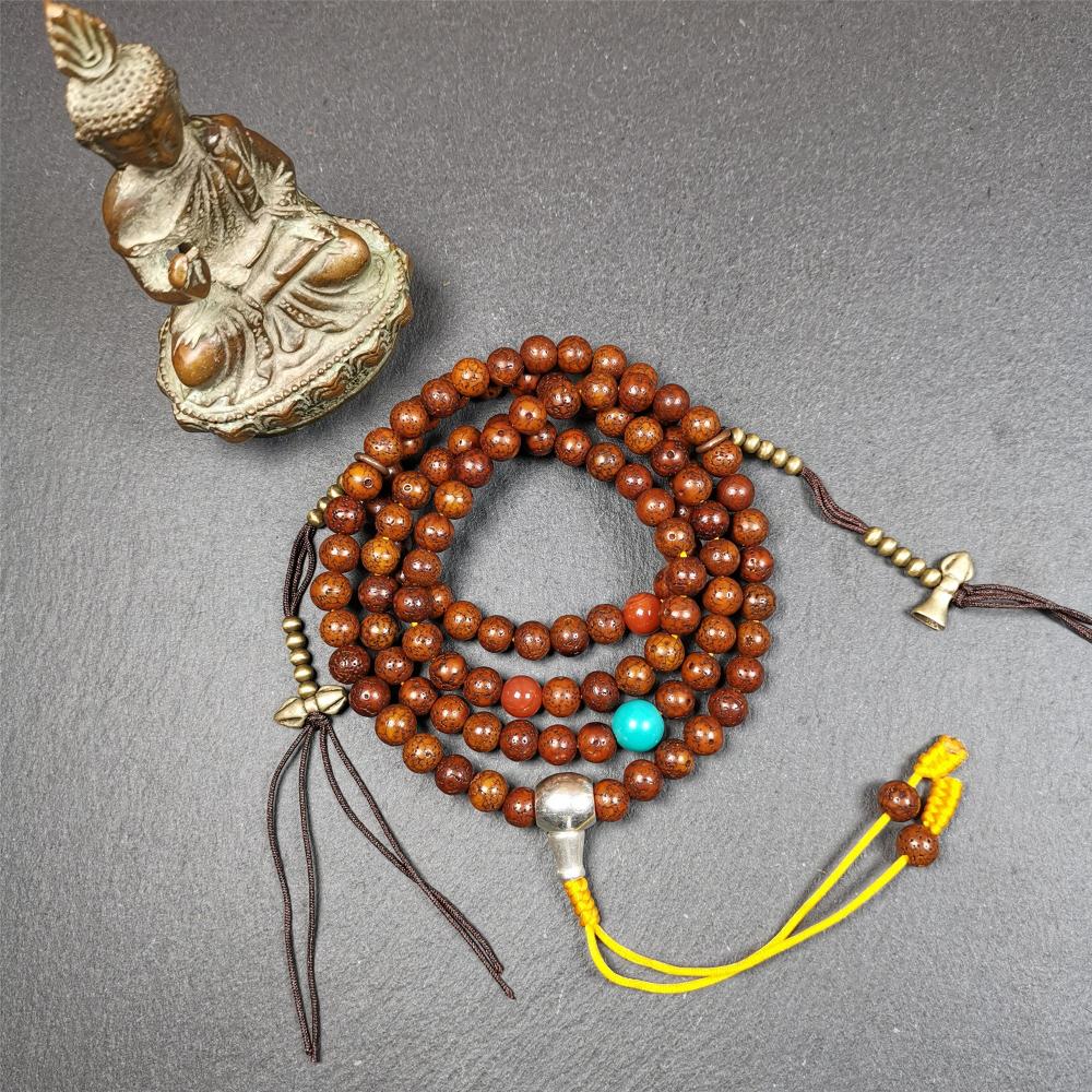 This old lotus seed mala was handmade from tibetan crafts man in Baiyu County,about 30 years old,blessed by lama. It's composed of 108 pcs 8mm lotus seed beads,then add some old agate,turquoise beads,1 pair of copper bead counters,and white copper guru bead on it.