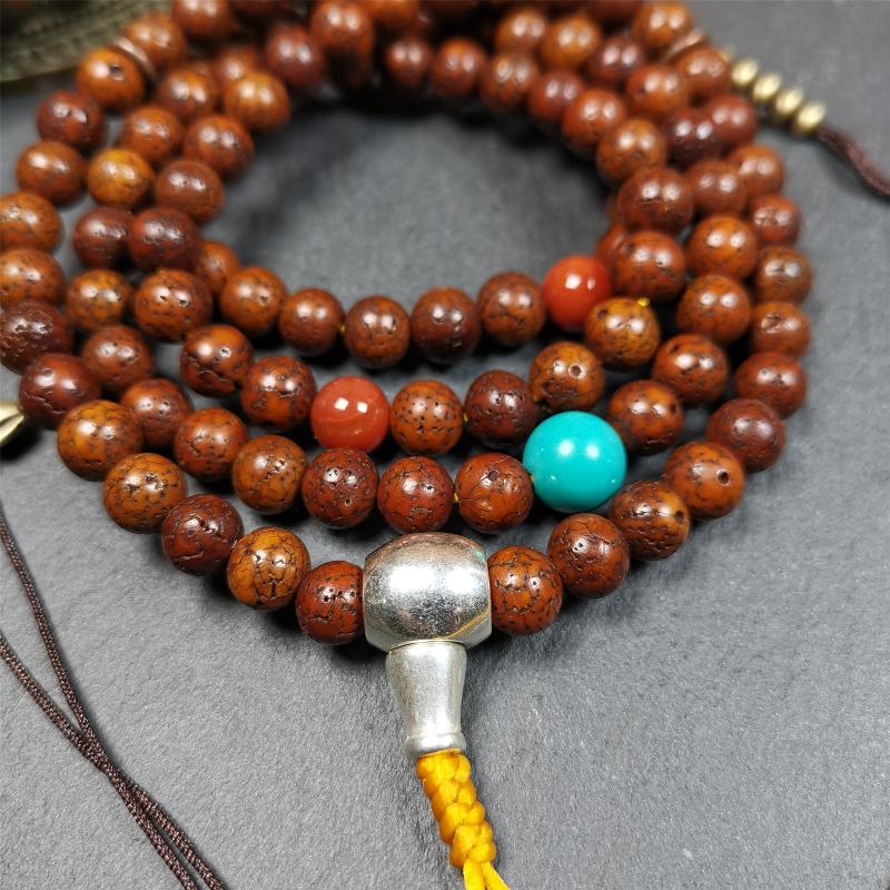 This old lotus seed mala was handmade from tibetan crafts man in Baiyu County,about 30 years old,blessed by lama. It's composed of 108 pcs 8mm lotus seed beads,then add some old agate,turquoise beads,1 pair of copper bead counters,and white copper guru bead on it.