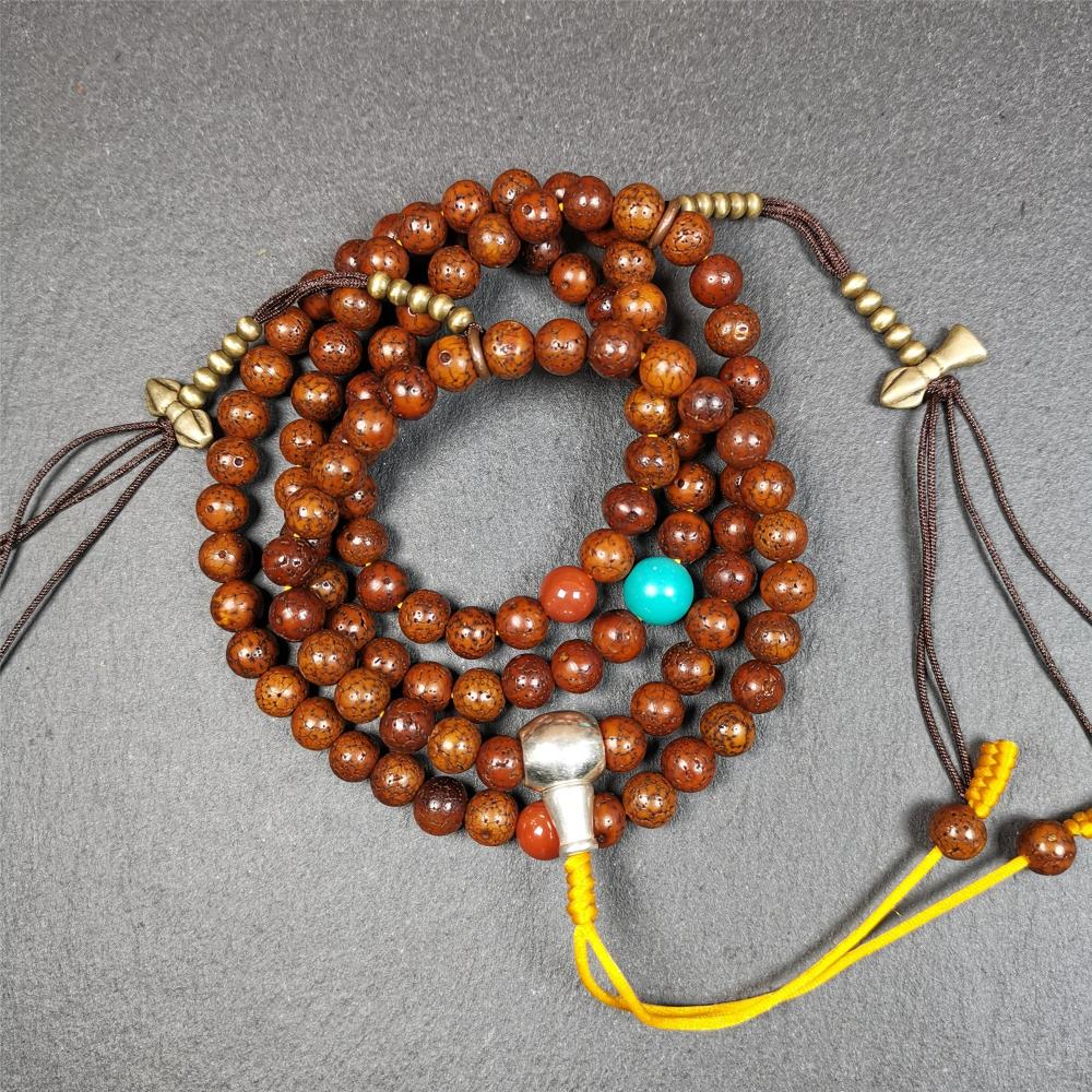 This old lotus seed mala was handmade from tibetan crafts man in Baiyu County,about 30 years old,blessed by lama. It's composed of 108 pcs 8mm lotus seed beads,then add some old agate,turquoise beads,1 pair of copper bead counters,and white copper guru bead on it.