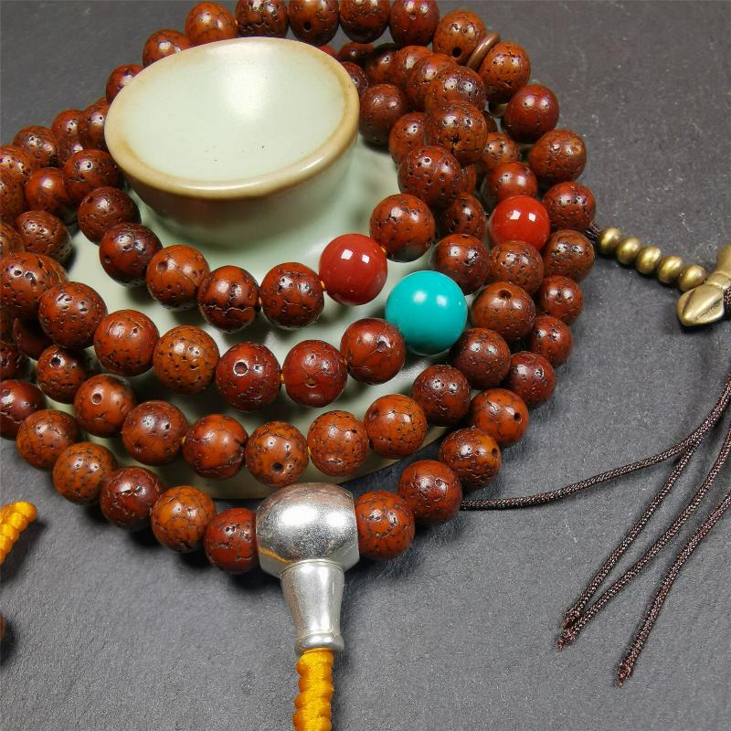 This old lotus seed mala was handmade from tibetan crafts man in Baiyu County,about 30 years old,blessed by lama. It's composed of 108 pcs 8mm lotus seed beads,then add some old agate,turquoise beads,1 pair of copper bead counters,and white copper guru bead on it.