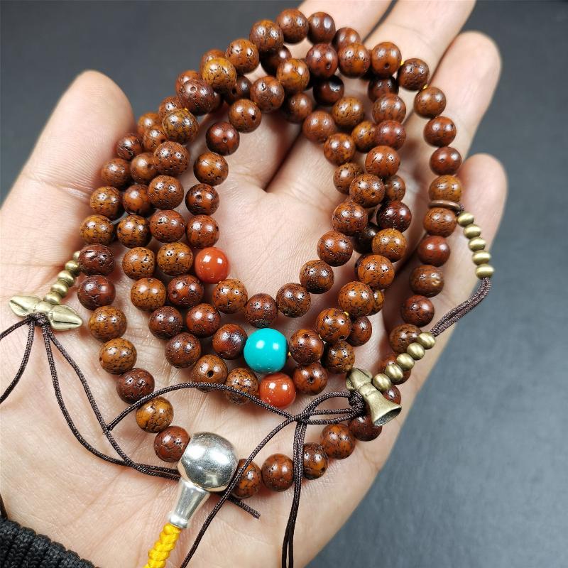 This old lotus seed mala was handmade from tibetan crafts man in Baiyu County,about 30 years old,blessed by lama. It's composed of 108 pcs 8mm lotus seed beads,then add some old agate,turquoise beads,1 pair of copper bead counters,and white copper guru bead on it.