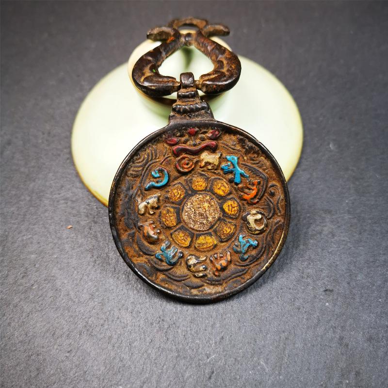 This unique Guru Rinpoche Melong Amulet was collected from Goinqen Monastery,about 40 years old,consecrated and blessed by lama. It is made of thokcha,the top is a double fish hanging ring,the front pattern is Tibetan Budhist calendar symbol - SIPAHO(srid pa ho),and the back is Guru Rinpoche. You can make it into pendant or keychain, or just put it on your desk,as an ornament.
