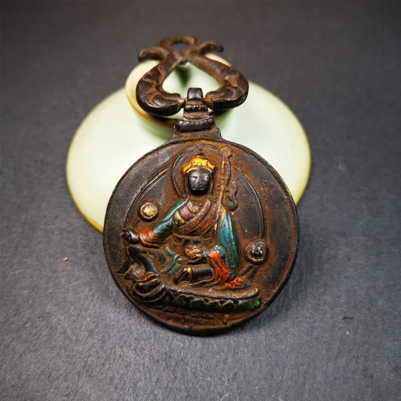 This unique Guru Rinpoche Melong Amulet was collected from Goinqen Monastery,about 40 years old,consecrated and blessed by lama. It is made of thokcha,the top is a double fish hanging ring,the front pattern is Tibetan Budhist calendar symbol - SIPAHO(srid pa ho),and the back is Guru Rinpoche. You can make it into pendant or keychain, or just put it on your desk,as an ornament.
